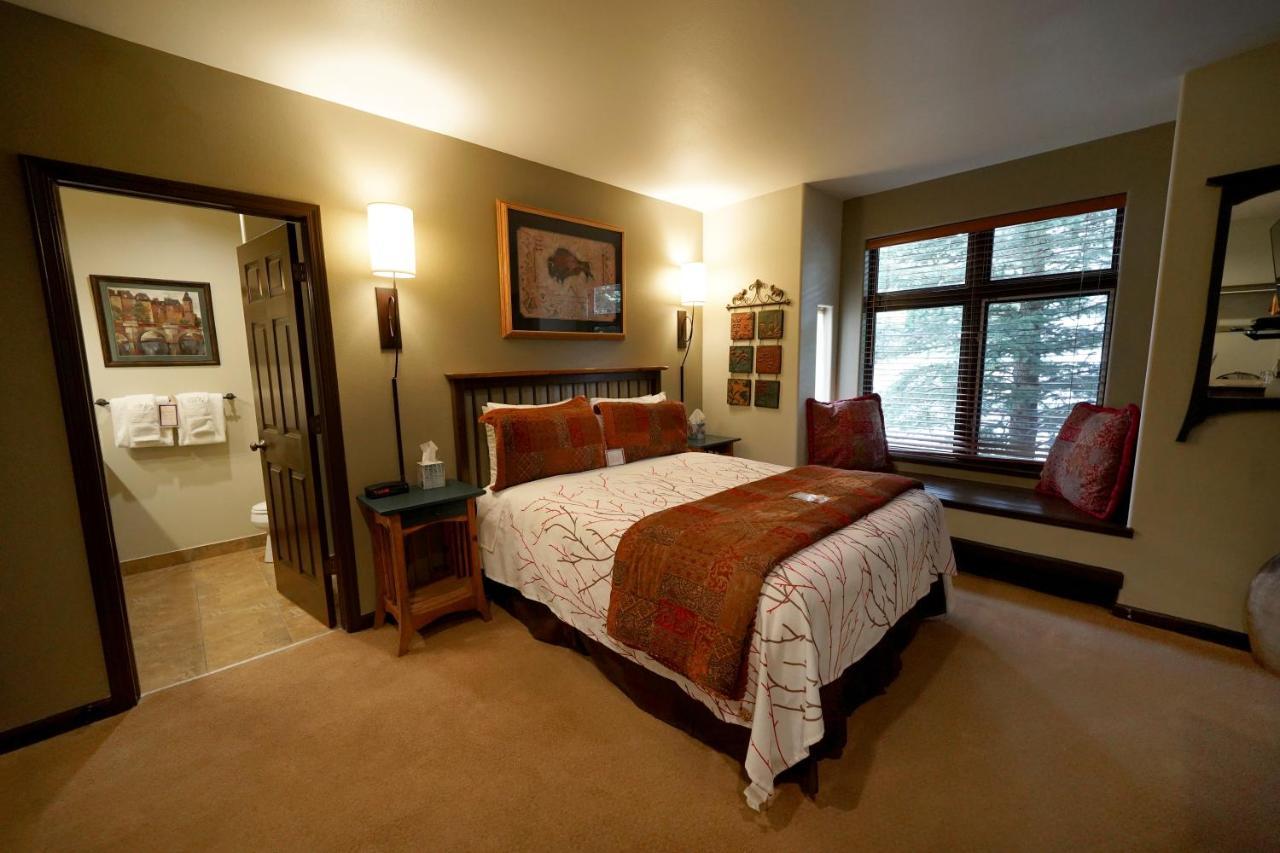 Two-Bedroom Queen Suite